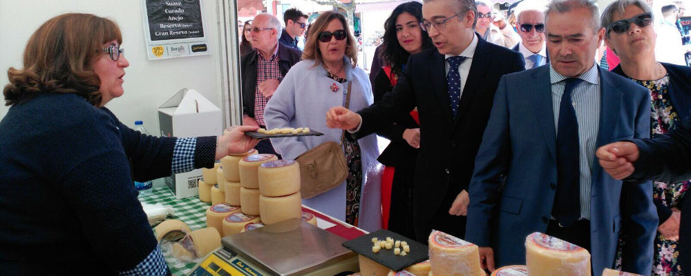 La Casona de los Pisones con sus quesos en la Feria San José en Melgar de Fernamental