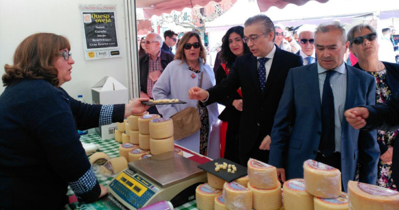 La Casona de los Pisones con sus quesos en la Feria San José en Melgar de Fernamental